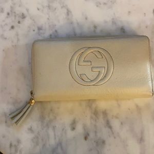 Calfskin Gucci soho wallet in white.